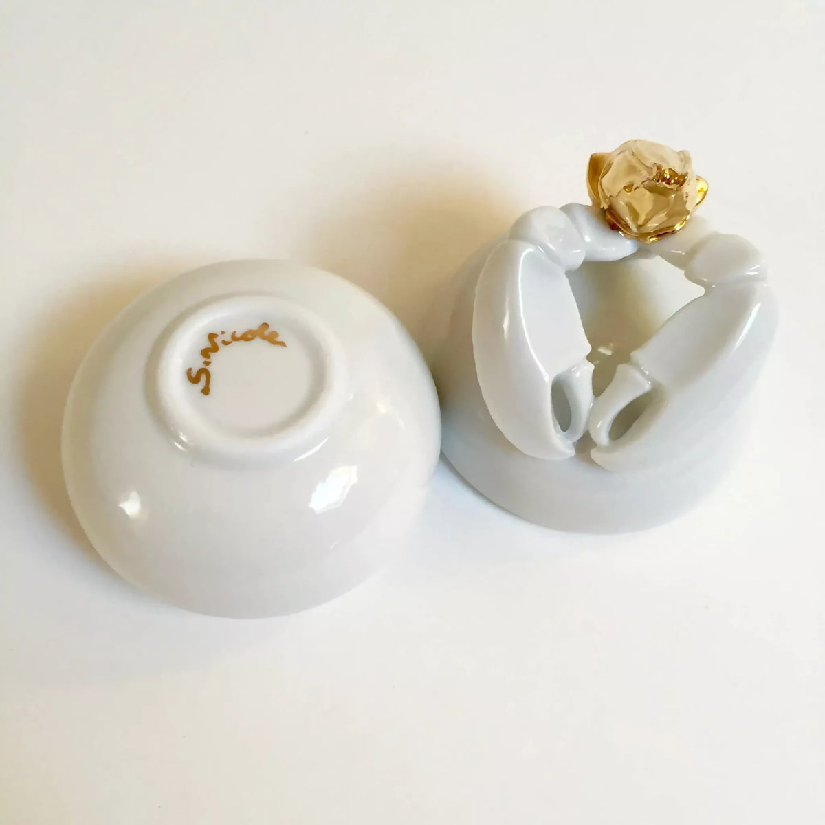 Boîte à bijoux blanche avec base estampillée et couvercle homard doré