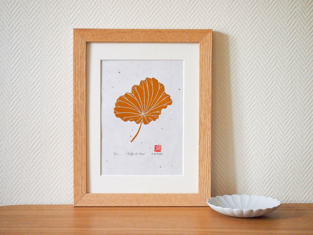 Gravure sur papier washi encadrée, fleur de ginkgo orange stylisée