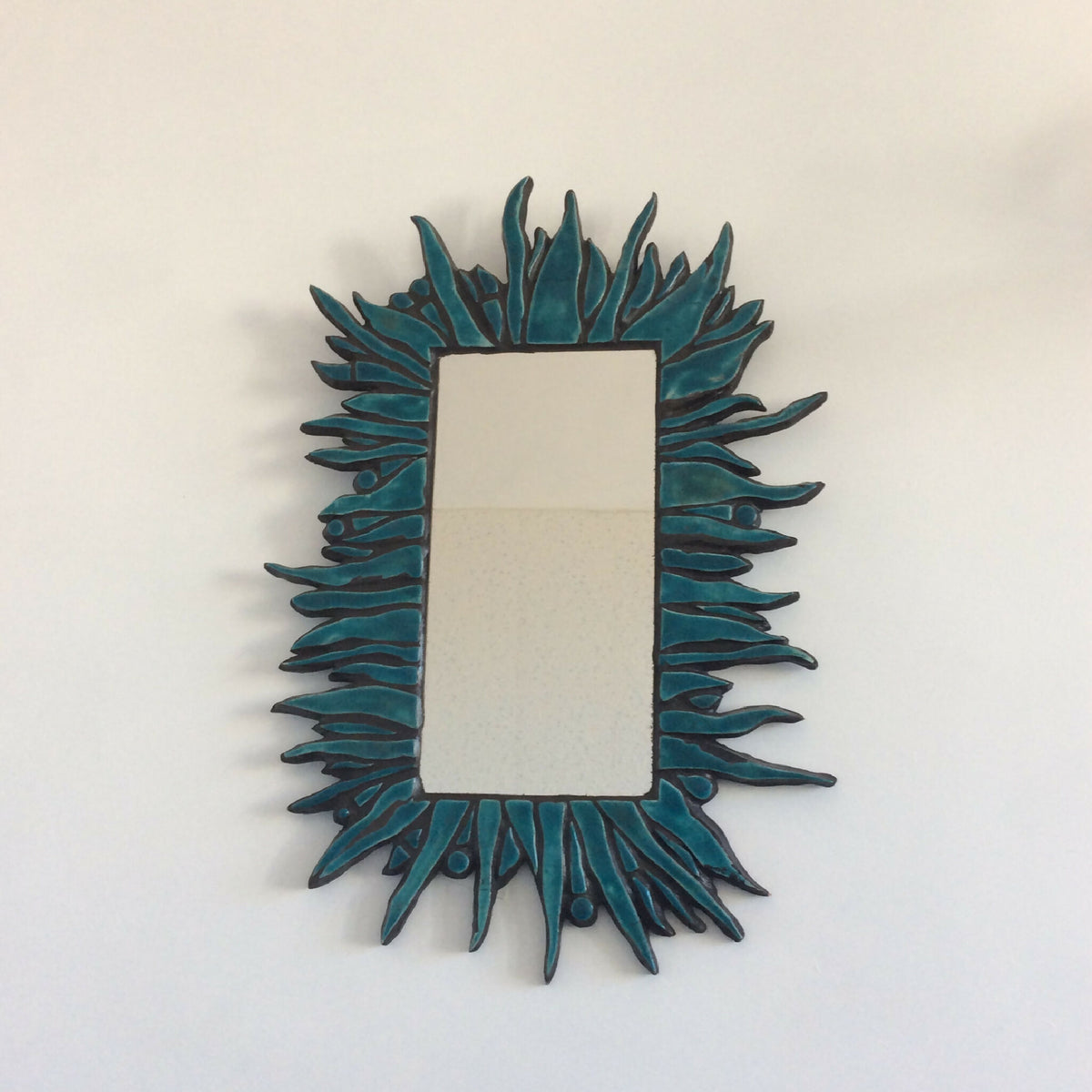 Miroir rectangulaire raku mosaïqué, bord festonné de pointes turquoise