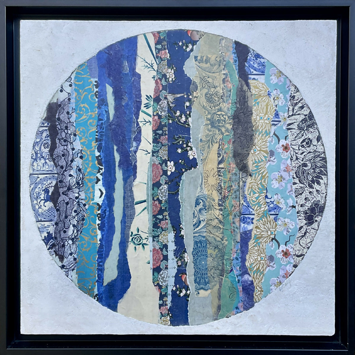 Collage sur bois encadré, cercle bleu indigo avec motifs floraux superposés