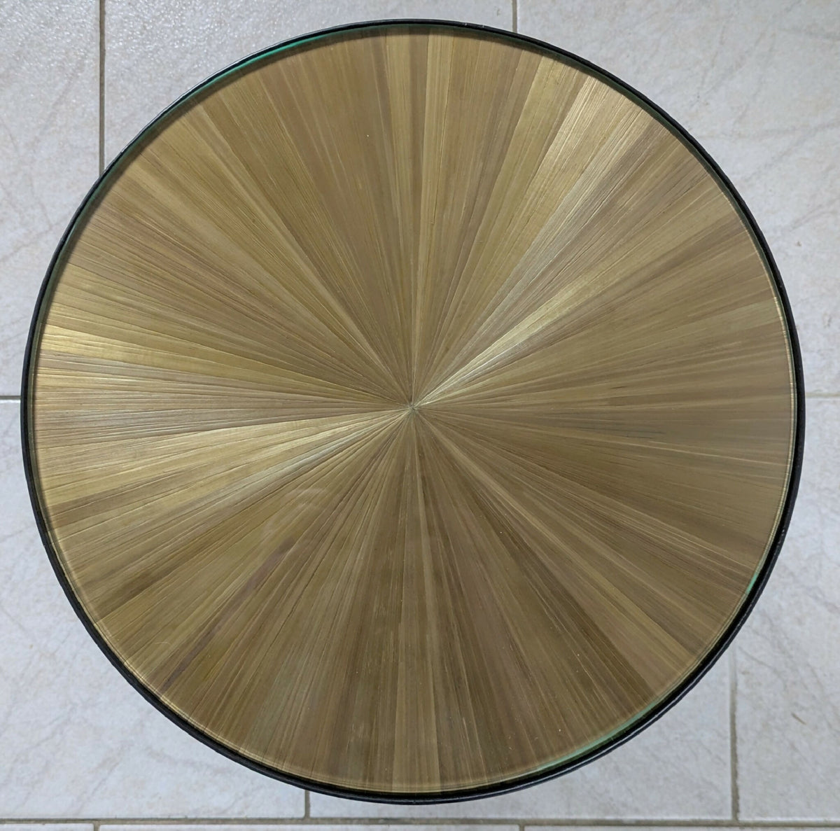 Table d’appoint ronde : plateau paille dorée à motifs en éventail, bord vert