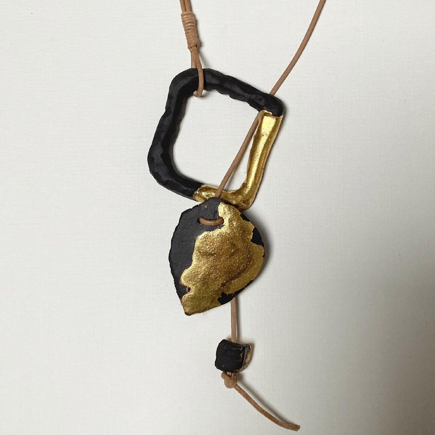 Collier carré d'or en porcelaine noire