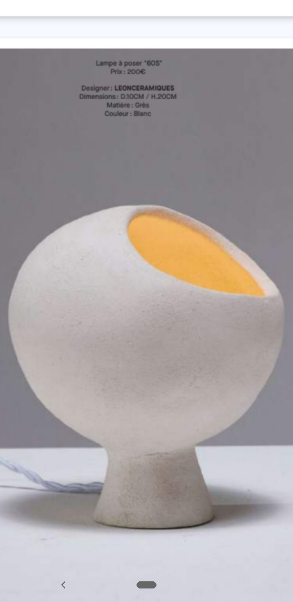 Lampe années 60 : base beige avec surface d’éclairage orange