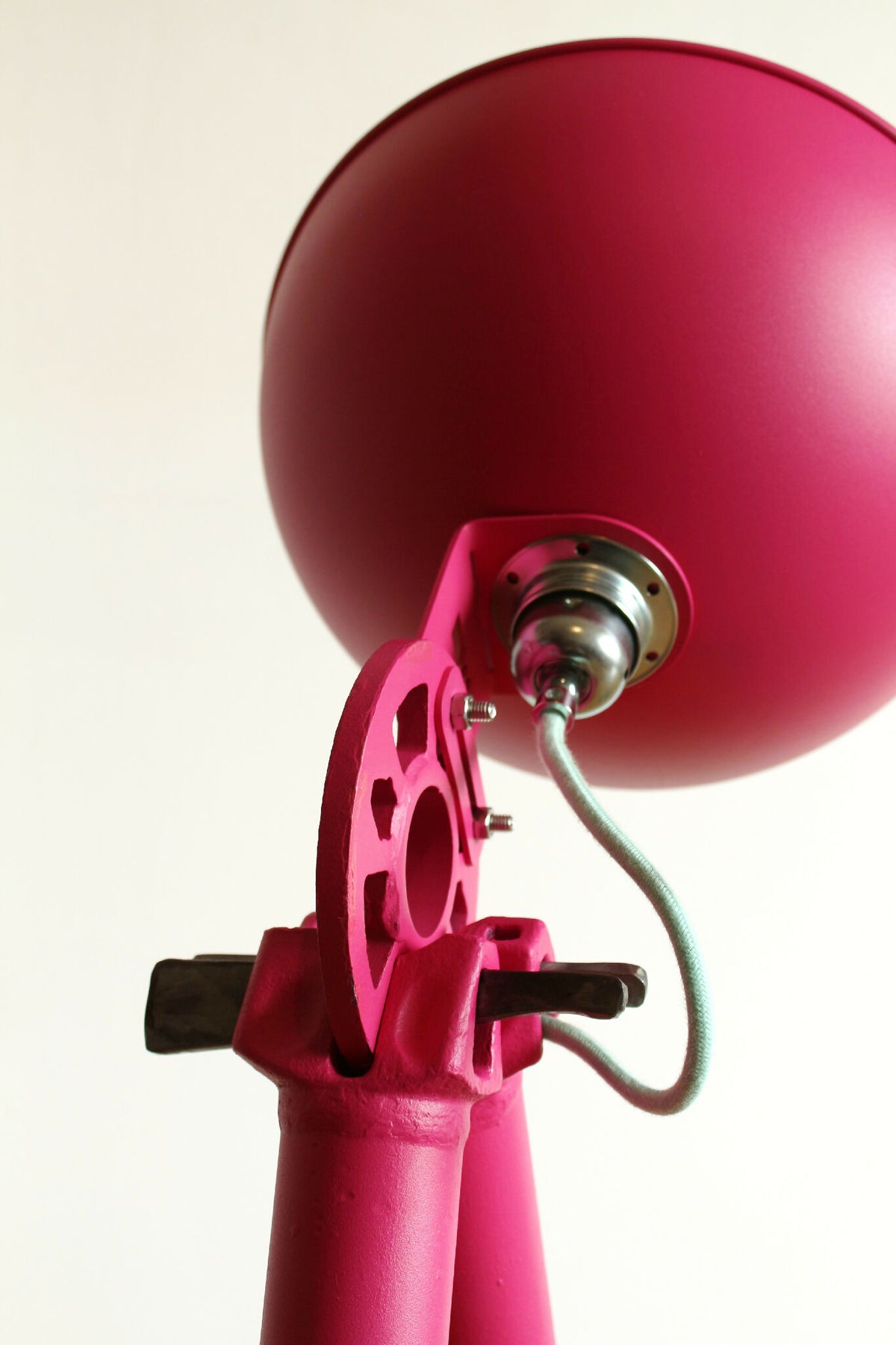 Lampe UMARELL Ettore rose, gros plan sur tête sphérique et douille métallique