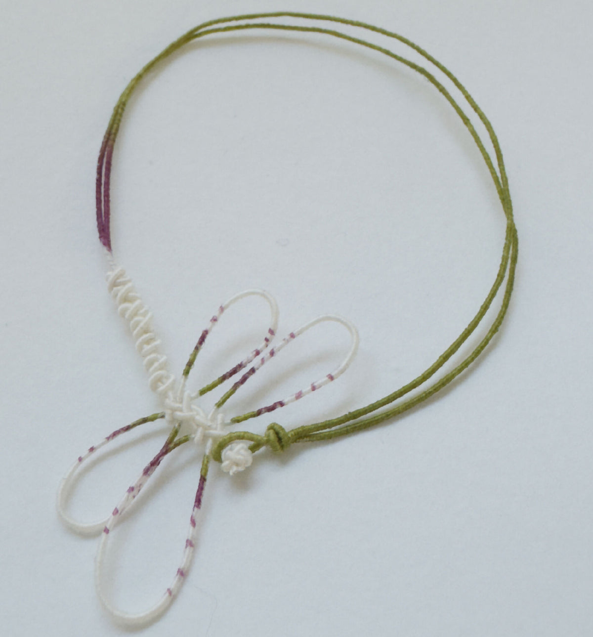 Bracelet élastique bicolore vert et blanc avec motif libellule peinte à rayures