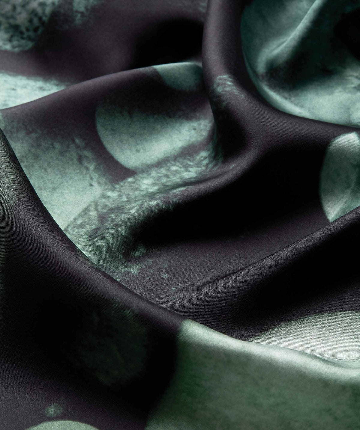 Écharpe en tissu froissé aux motifs pierres vertes et bleutées sur fond sombre