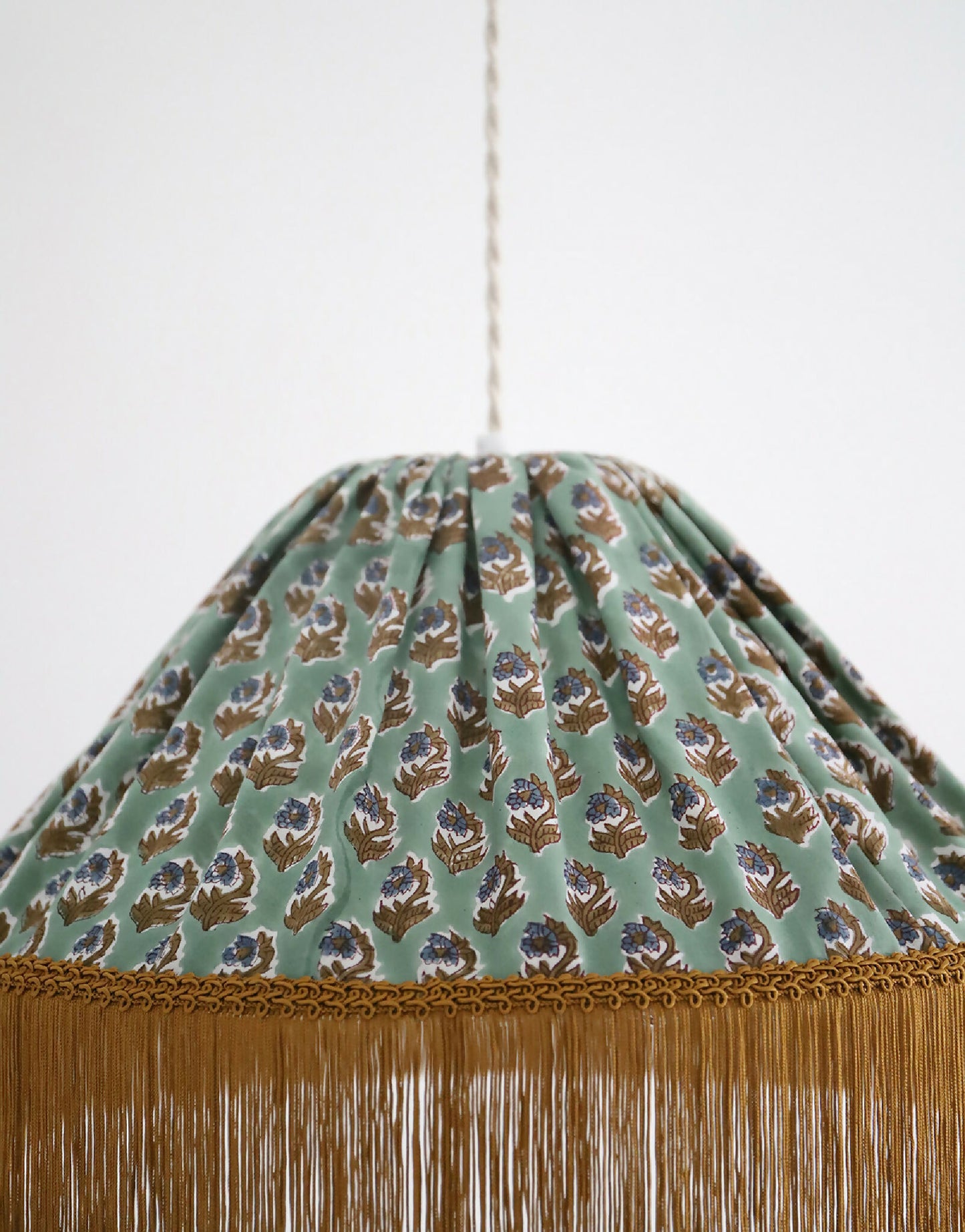 Suspension Bella “bohemian flora” : luminaire bohème chic à frange, fabriqué en France