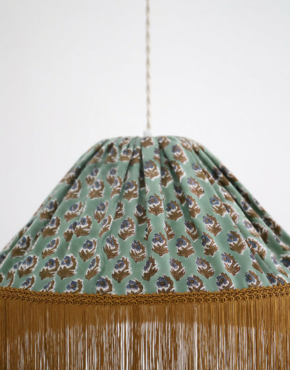 Suspension Bella “bohemian flora” : luminaire bohème chic à frange, fabriqué en France