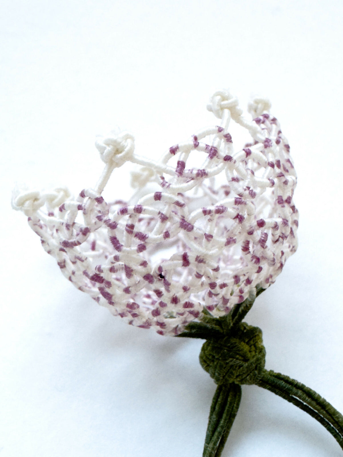 Bague clochette en soie tressée, tulle blanc rosé, lien vert au bas