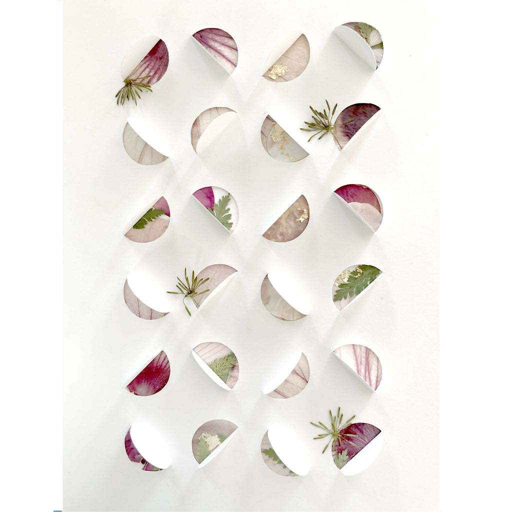 Composition de demi-lunes en fleurs séchées et feuillages verts, accents dorés