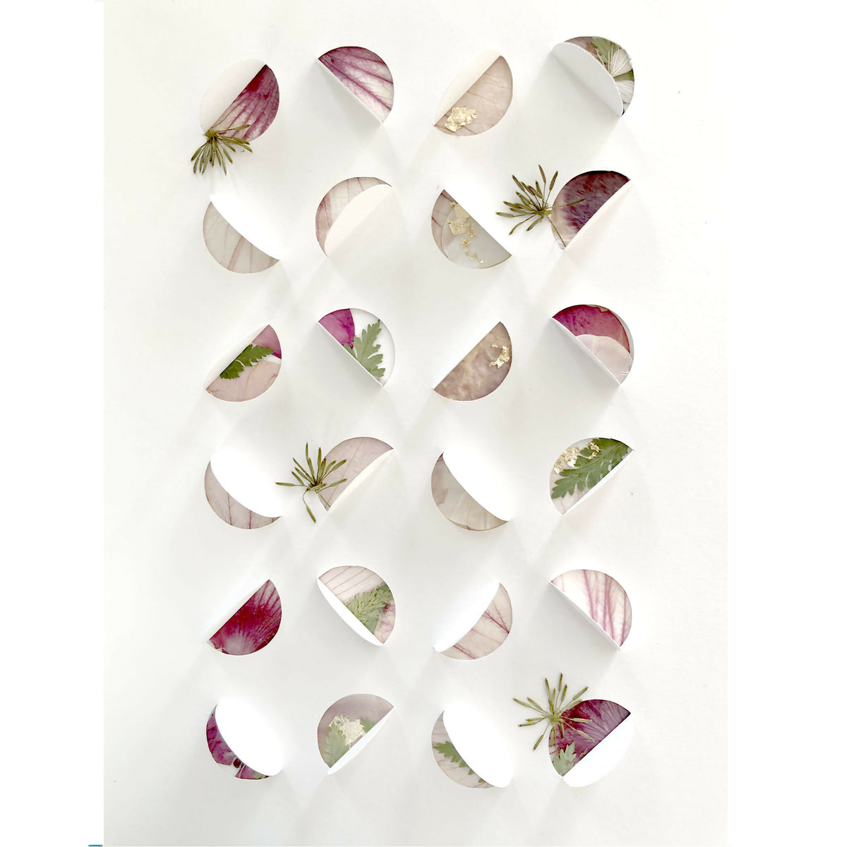 Composition de demi-lunes en fleurs séchées et feuillages verts, accents dorés