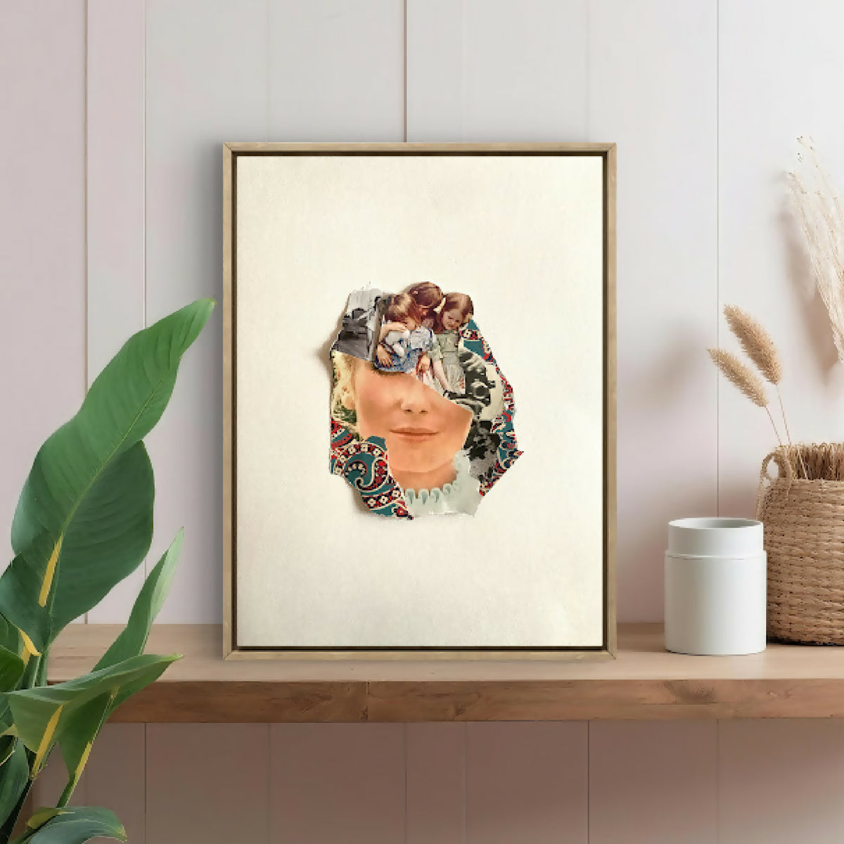 Tableau portrait en cadre bois, visage en collage et motifs colorés autour