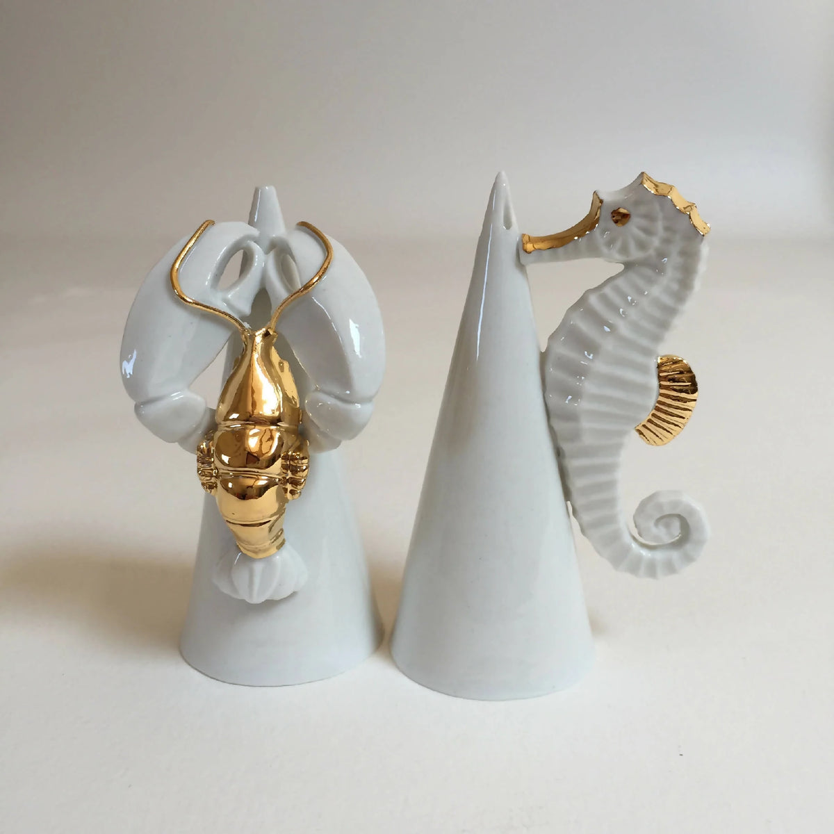 Set de salières et poivriers en porcelaine blanche, homard et hippocampe dorés