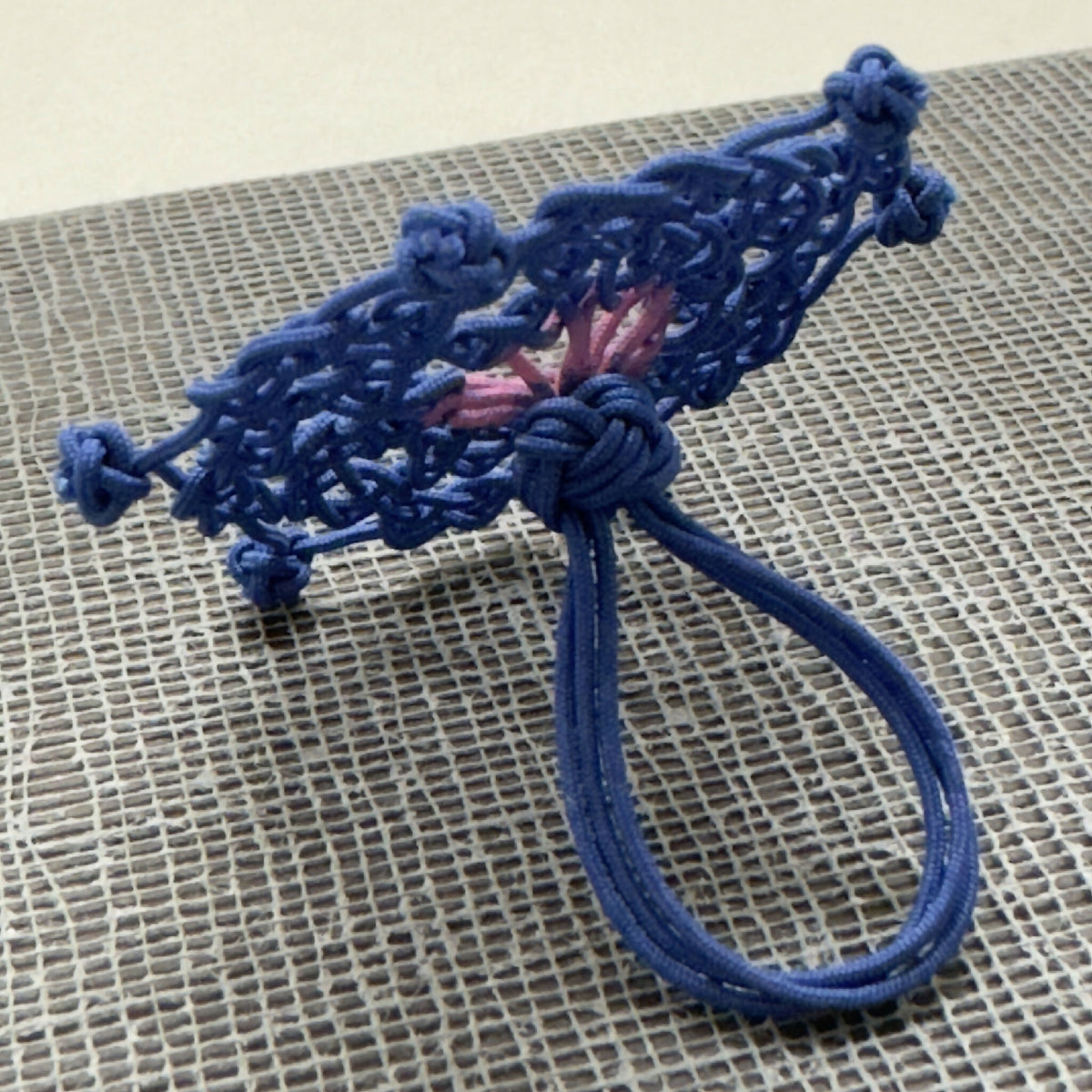 Bague macramé bleue en forme de trèfle, cordon bouclé et centre rose