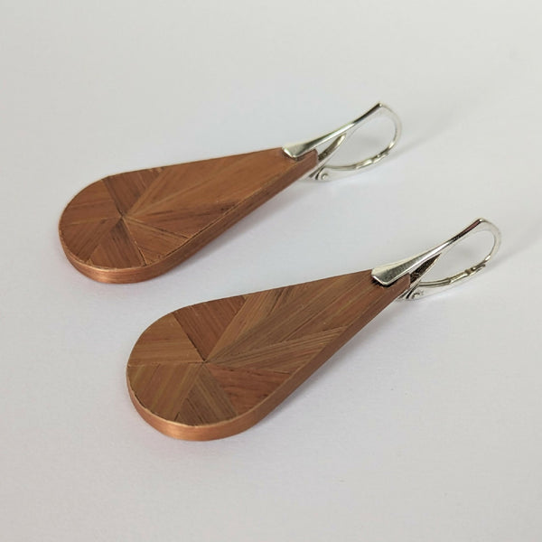 Boucles d’oreilles gouttes en bois cuivré, marqueterie géométrique, crochets argent.