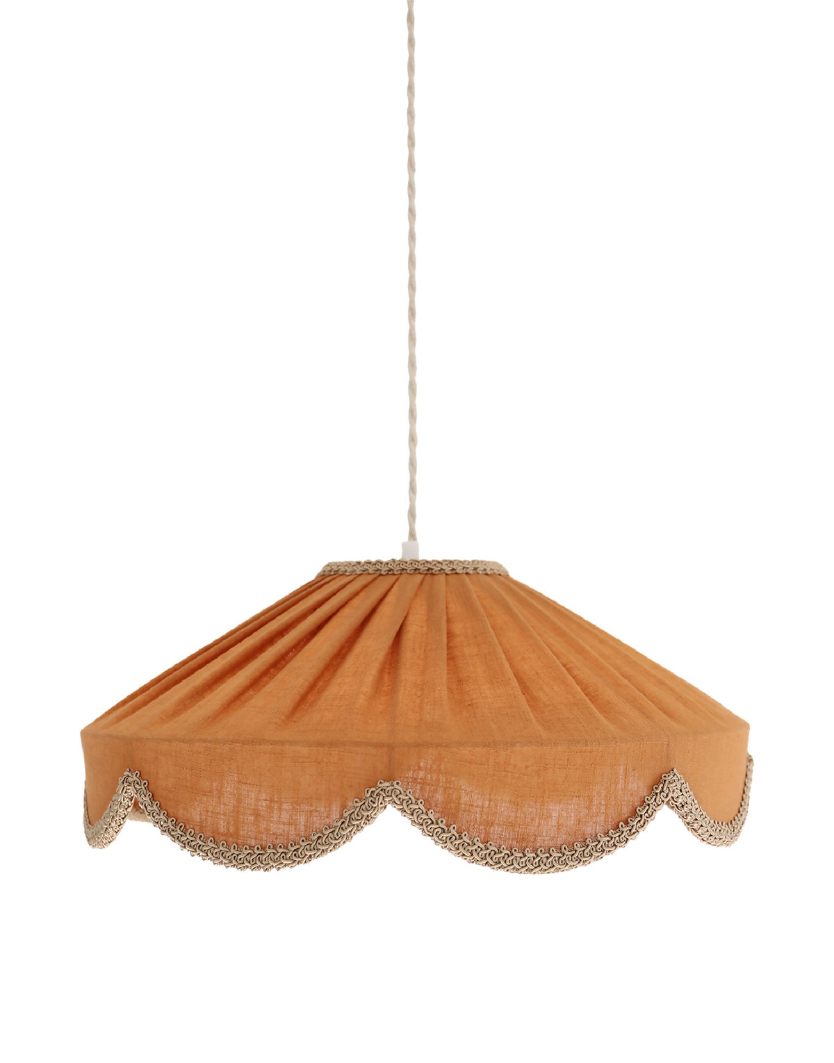 Abat-jour suspendu en tissu caramel, bord festonné et passementerie grise.