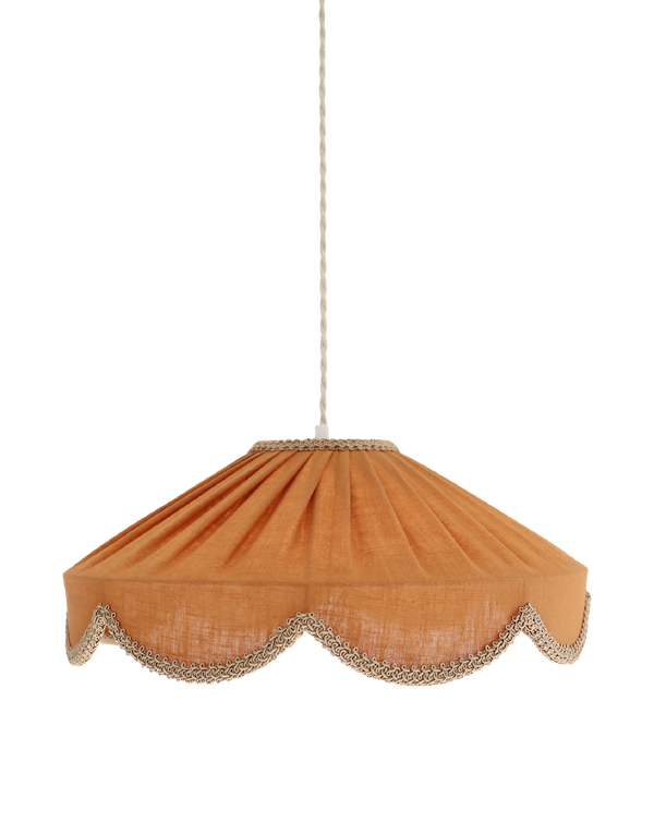 Abat-jour suspendu en tissu caramel, bord festonné et passementerie grise.