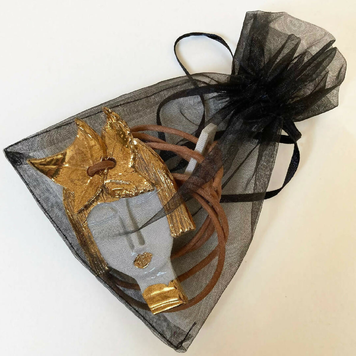 Pendentif visage d’Aphrodite sur tulle noir, détails dorés et visage blanc
