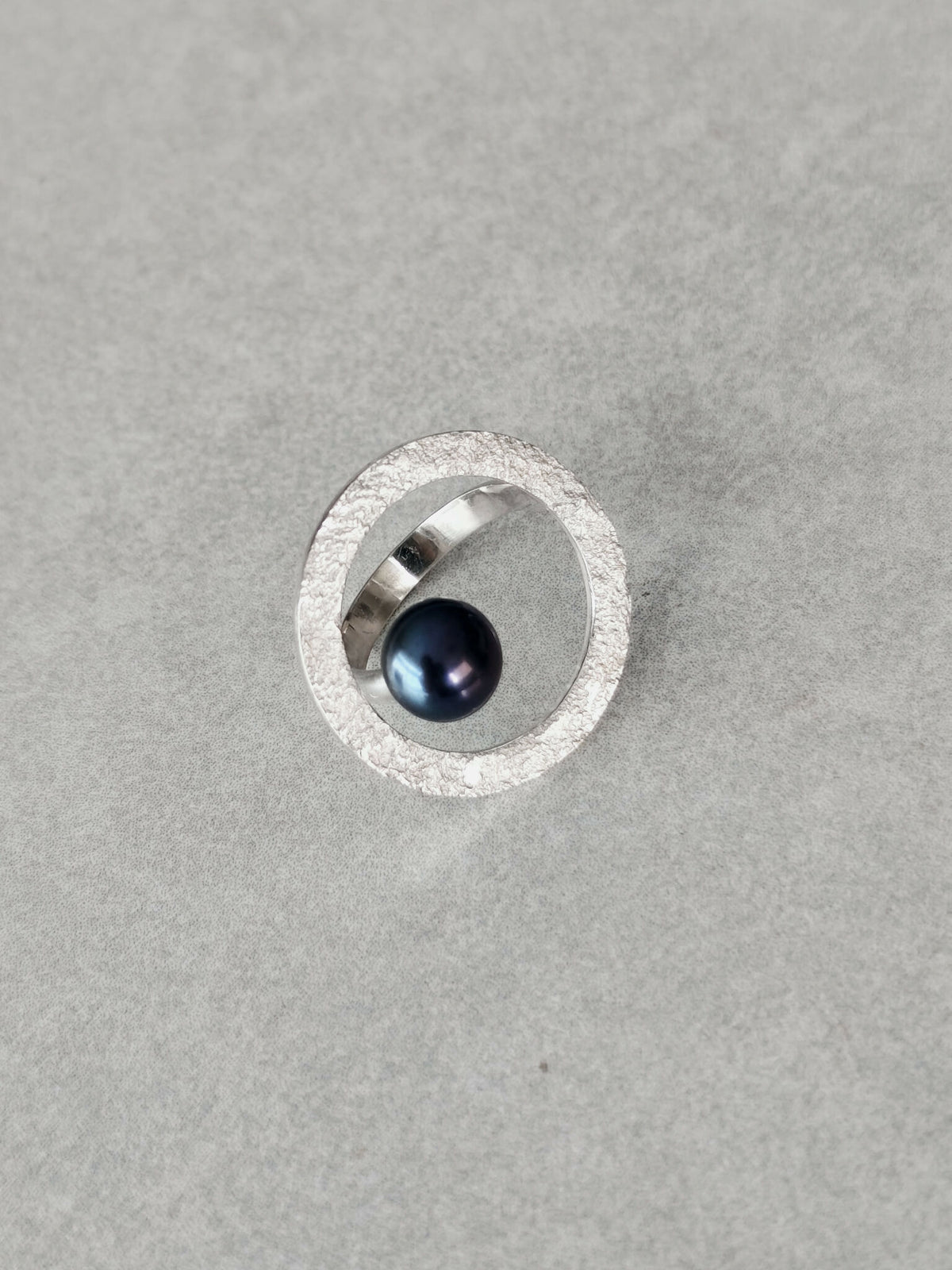 Bague ovale argentée texturée avec cabochon bleu foncé et sertissage ouvert