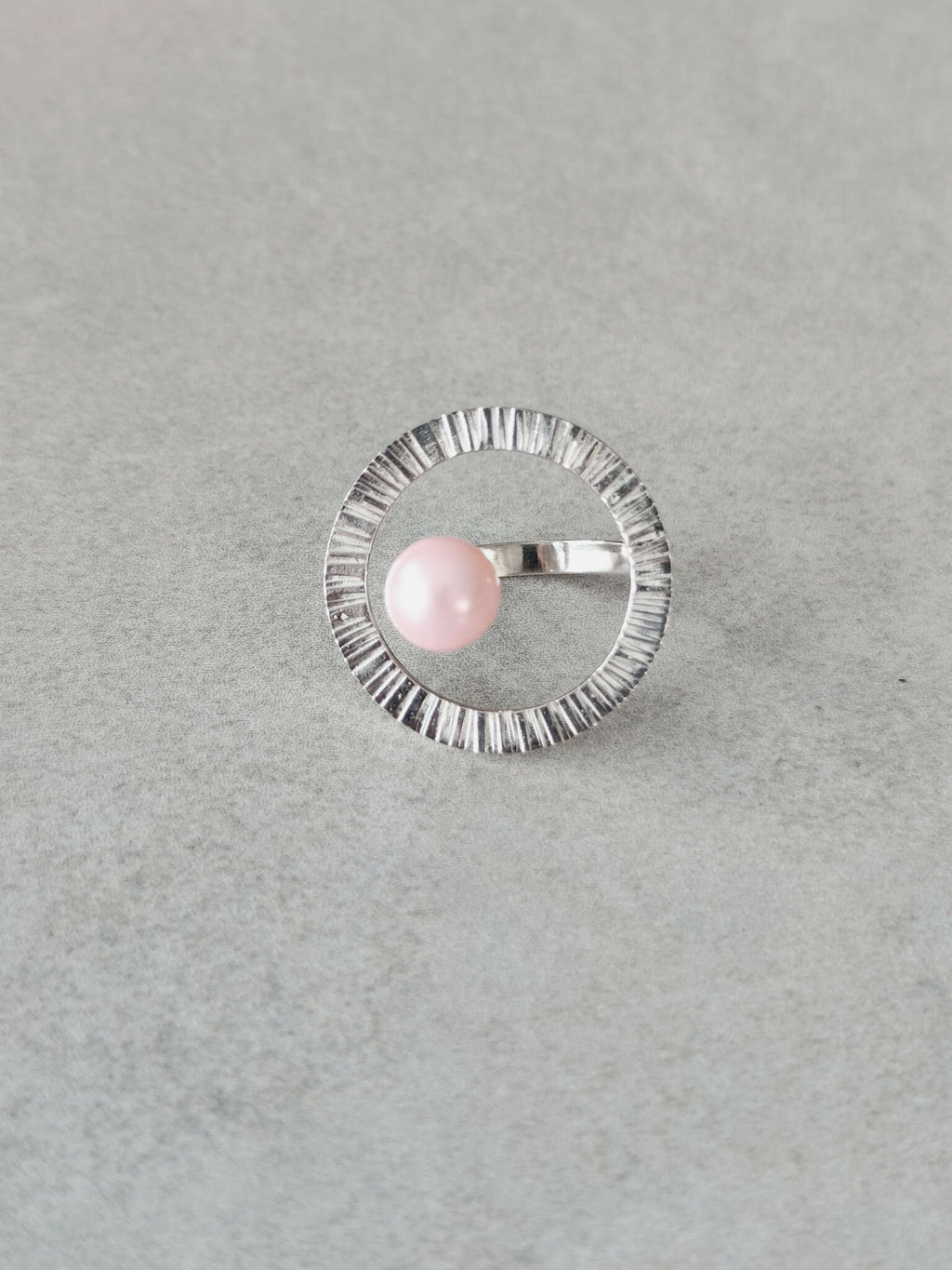 Bague Atoll argentée, cabochon perle rose sur anneau strié avec tige arrière