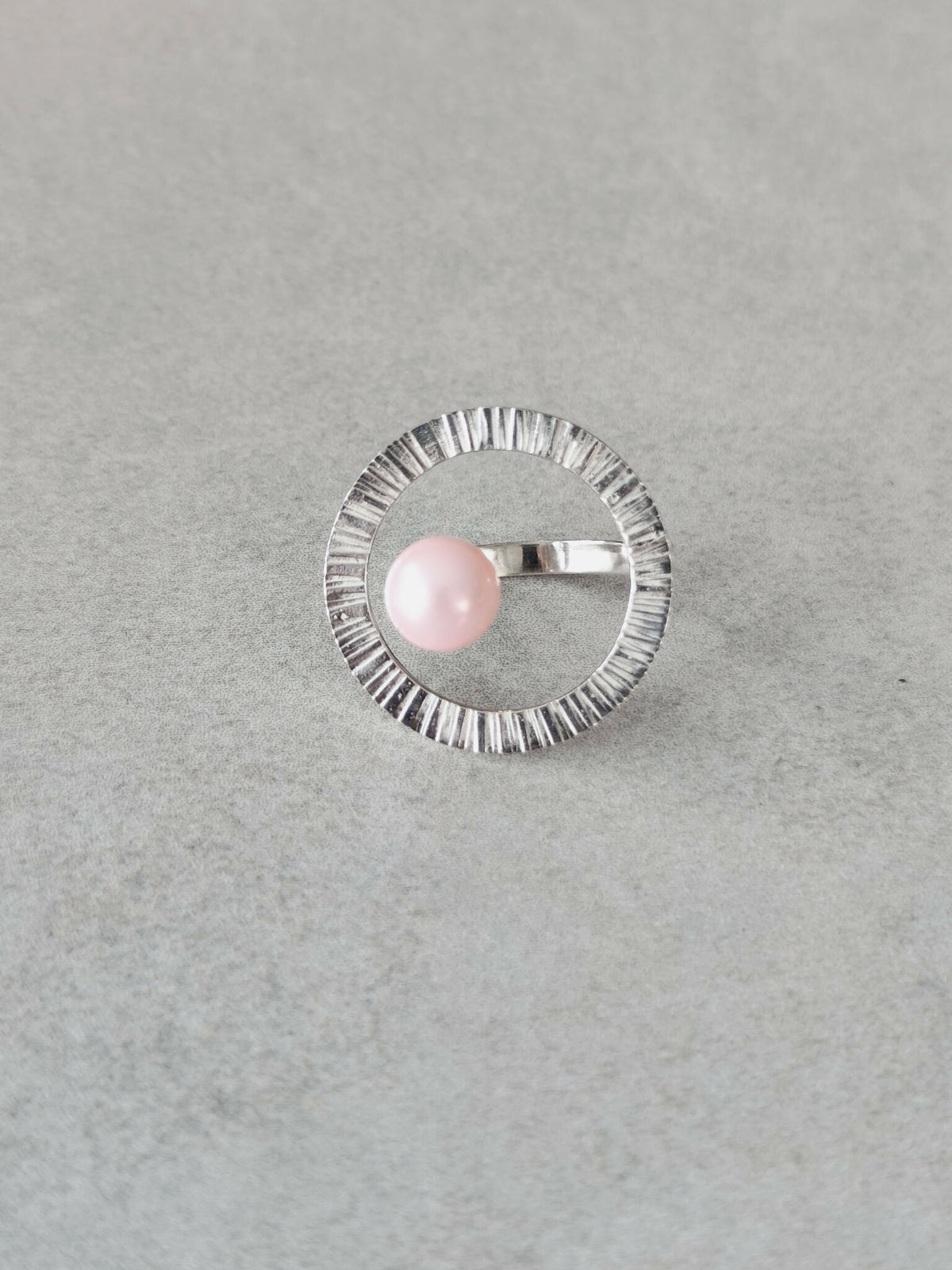 Bague Atoll argentée, cabochon perle rose sur anneau strié avec tige arrière
