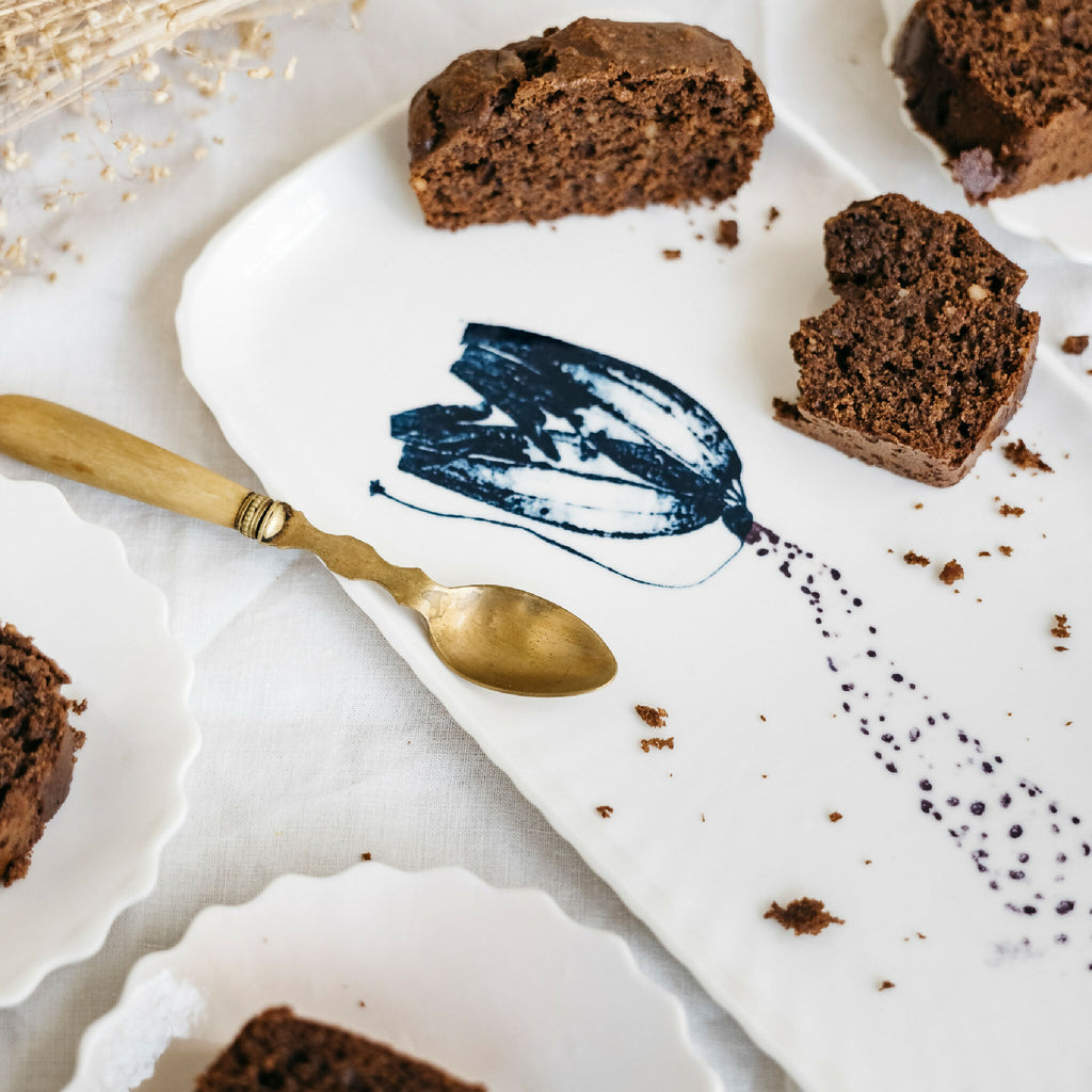 Plat à cake en porcelaine blanche, décor feuille bleu, bord arrondi, fait main