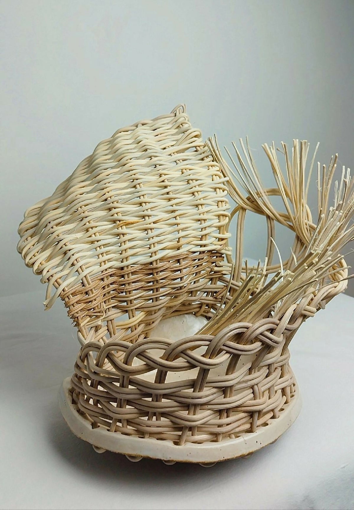 Photophore en osier tressé beige, intérieur lisse et tiges verticales décoratives