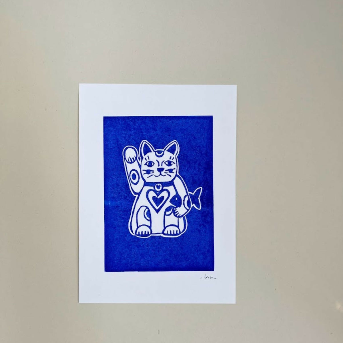 Linogravure A5 maneki neko, chat chanceux bleu ultramarine et motif blanc