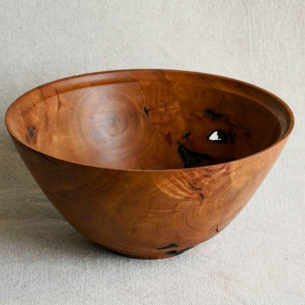 Saladier en bois de poirier, bol rond ambré aux veinures et nœuds bleu-noir