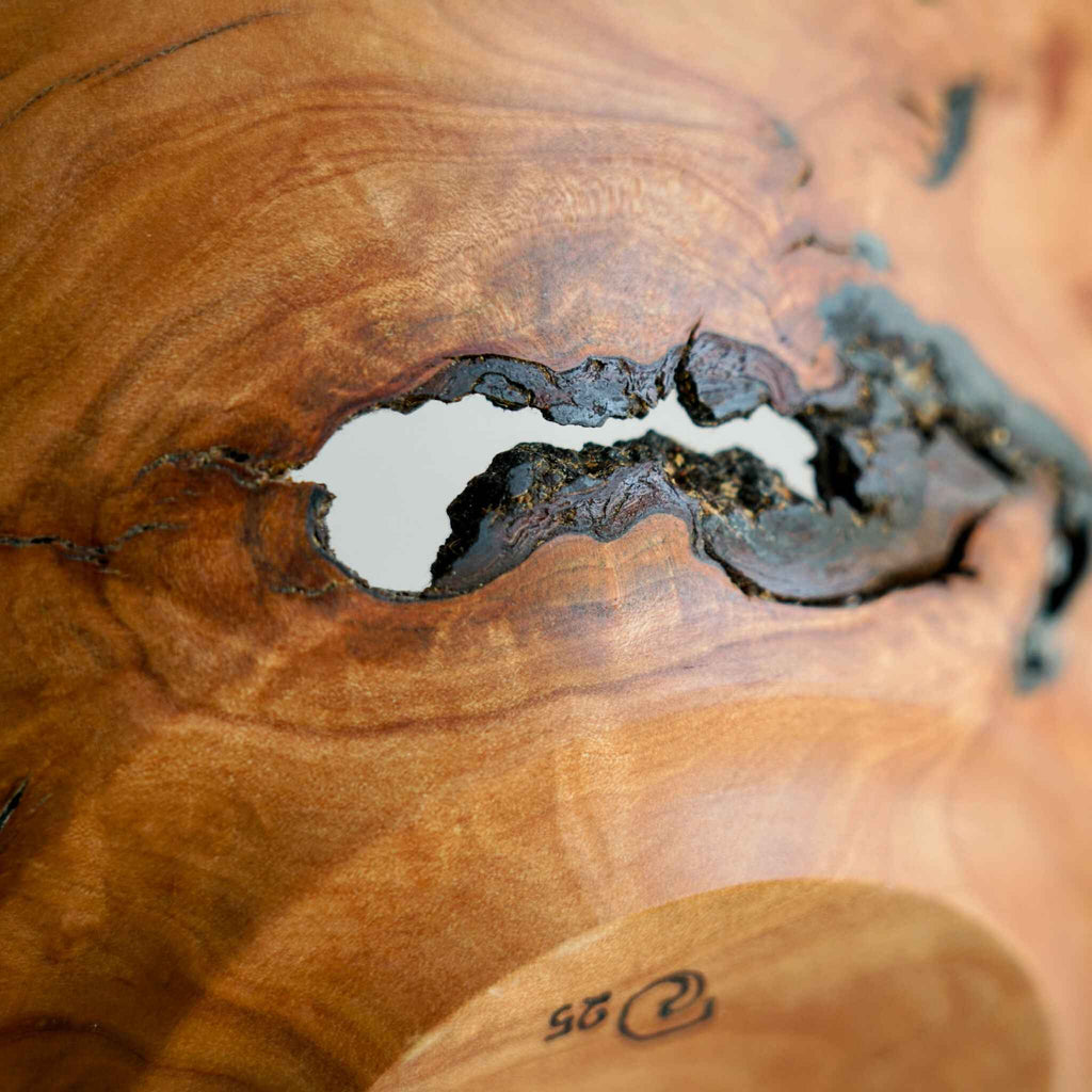 Saladier en bois de poirier, gros plan sur cavité du bois et veinage marbré