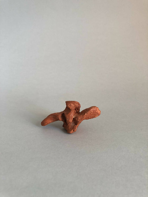Petite sculpture en métal cuivré, forme abstraite avec deux ailes