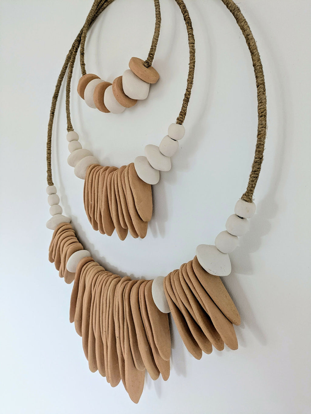Décoration murale XXL en perles et cordons, double anneau, terracotta et blanc