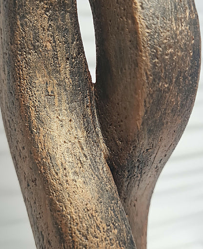 Détail de la sculpture en bronze texturé, forme de flamme, vue rapprochée