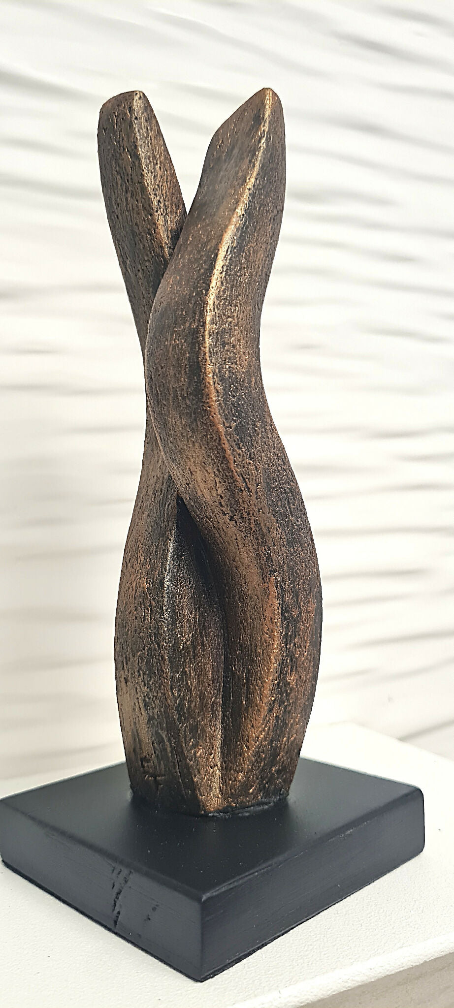 Sculpture bronze en forme de flamme, hauteur verticale, sur socle noir