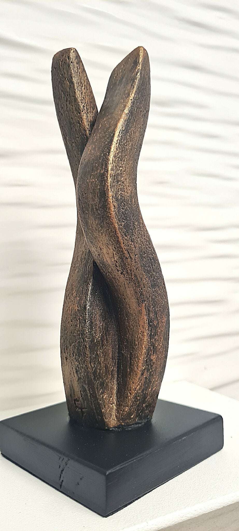 Sculpture bronze en forme de flamme, hauteur verticale, sur socle noir