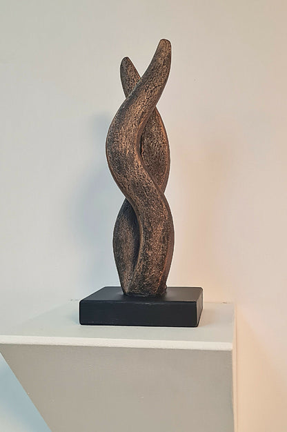 Sculpture contemporaine bronze en forme de flamme, posée sur socle noir