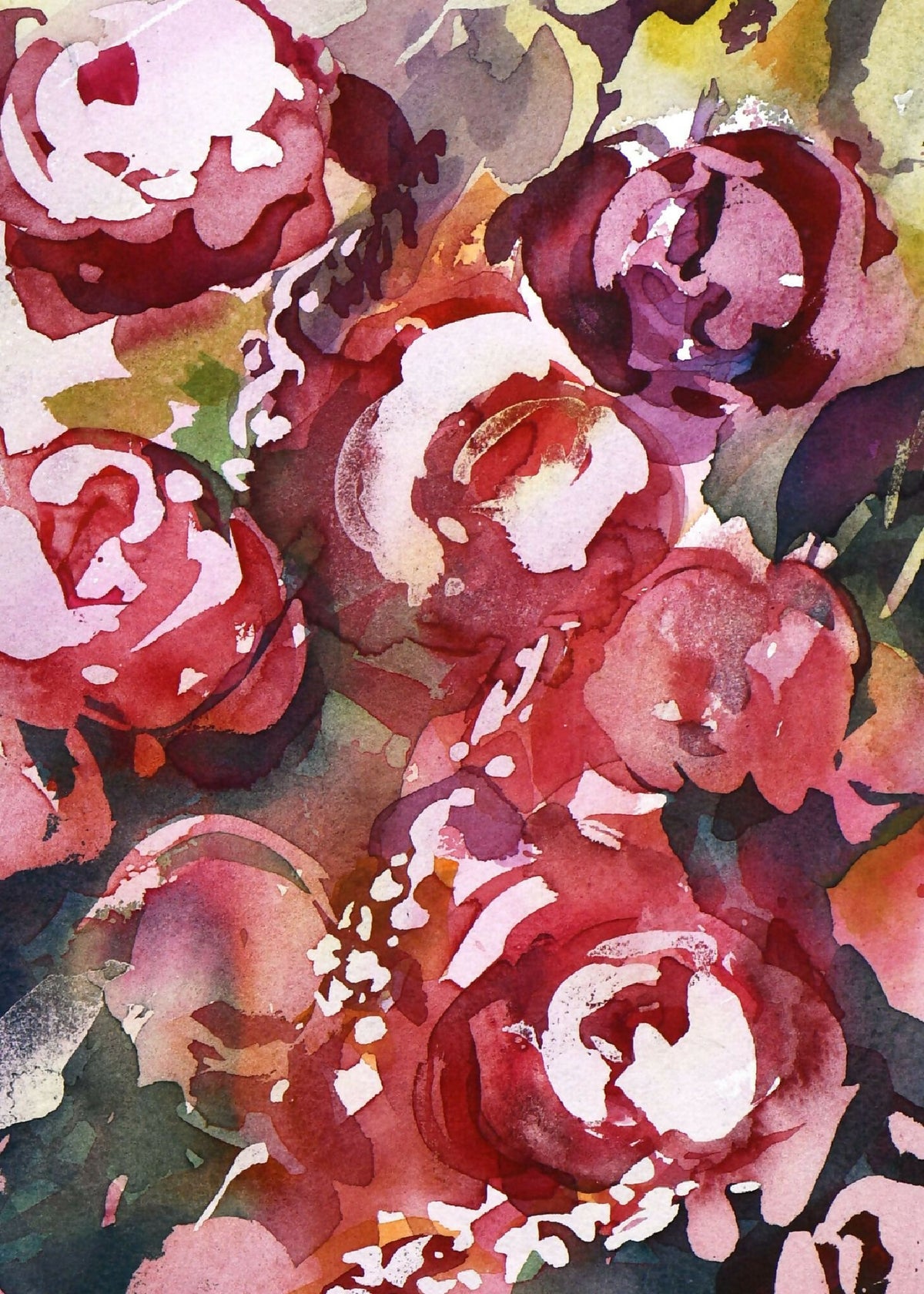 Gros plan de roses aquarelle rouges et roses, éclaboussures de peinture et feuillage.