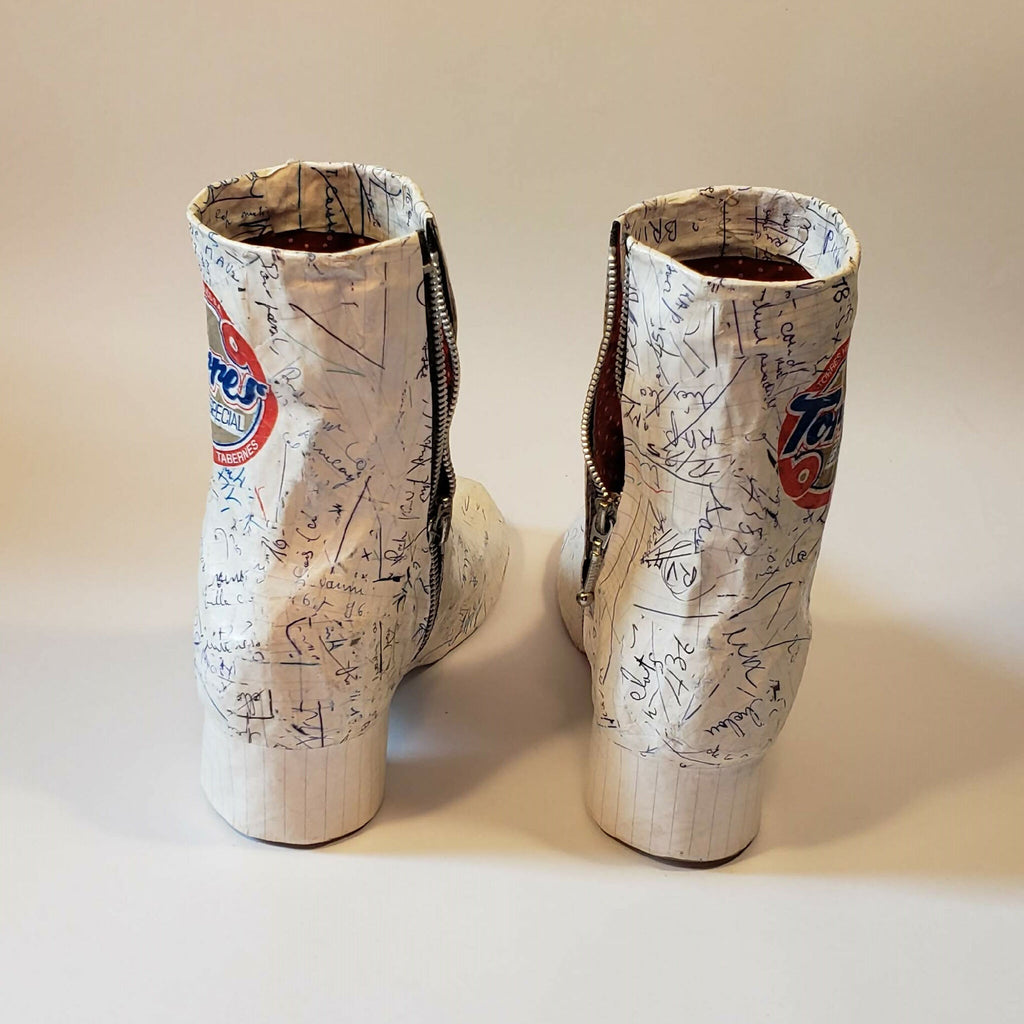 Paires de bottes zippées tige écru, talon en bois, vue de face