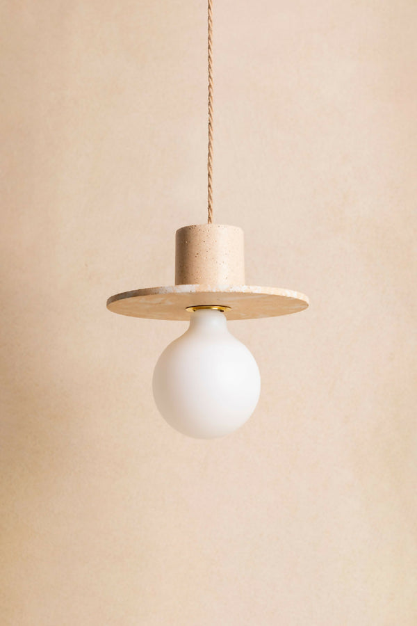 Suspension à globe blanc et cylindre effet béton beige, câble torsadé doré