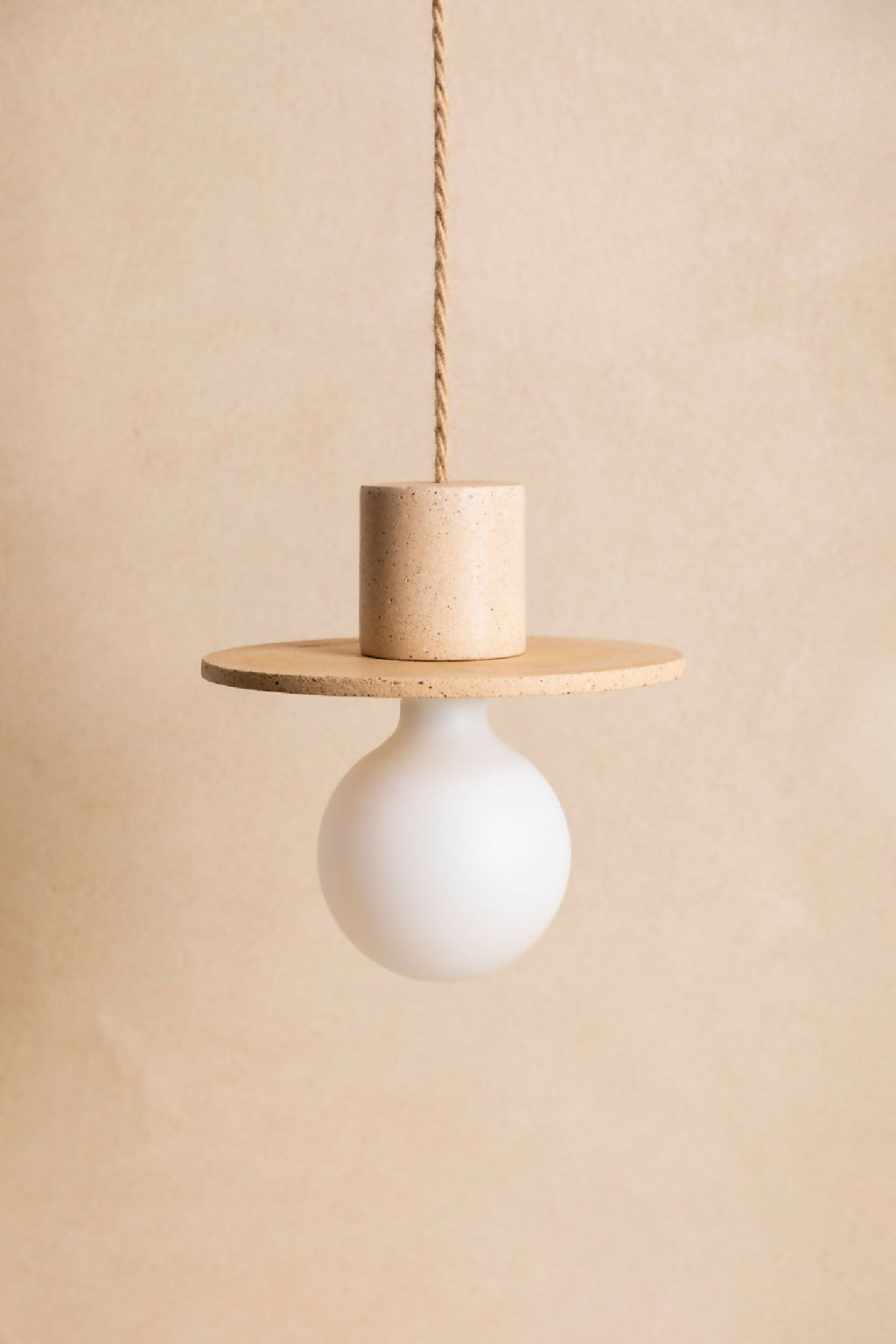 Suspension à globe blanc et cylindre effet béton beige, large disque de fixation