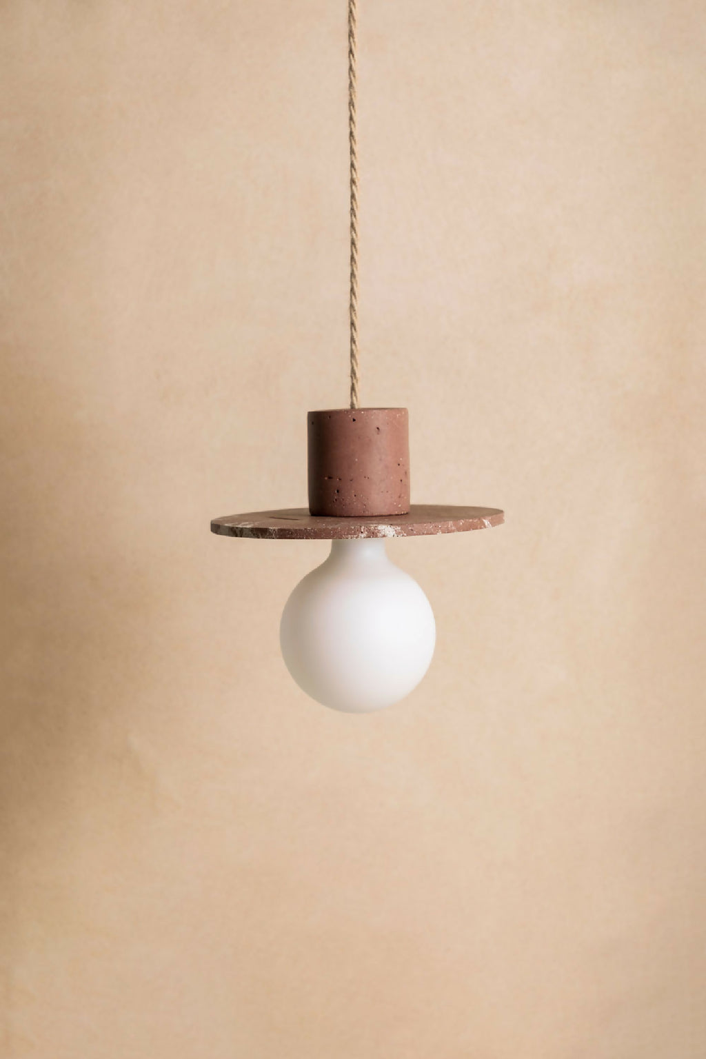 Suspension à globe blanc et cylindre effet béton brun, disque supérieur fin