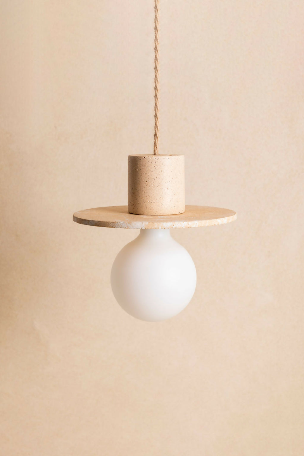 Suspension à globe blanc et cylindre effet béton beige moucheté, disque de plafond