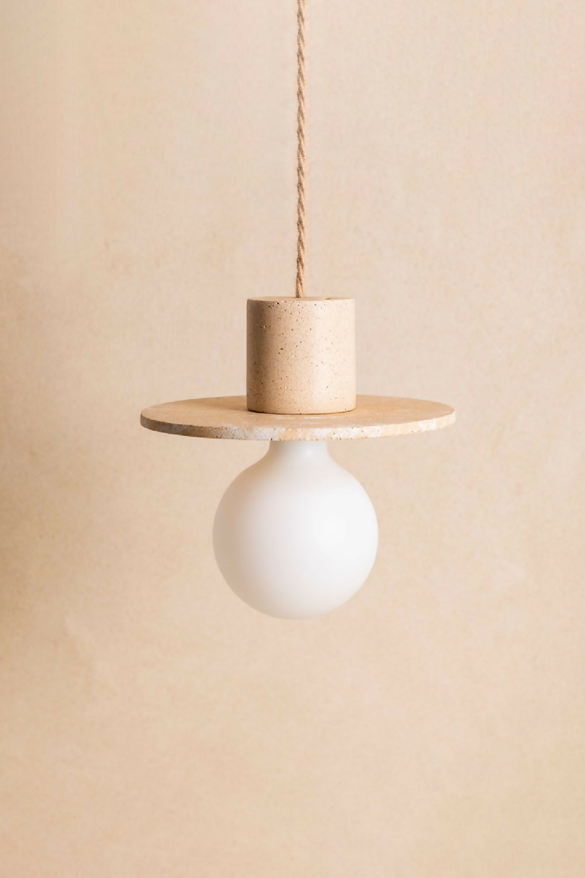 Suspension à globe blanc et cylindre effet béton beige moucheté, disque de plafond