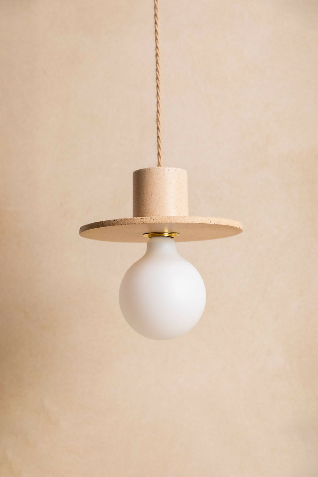 Suspension ALBA : abat-jour métal beige et globe opale blanc, câble textile.