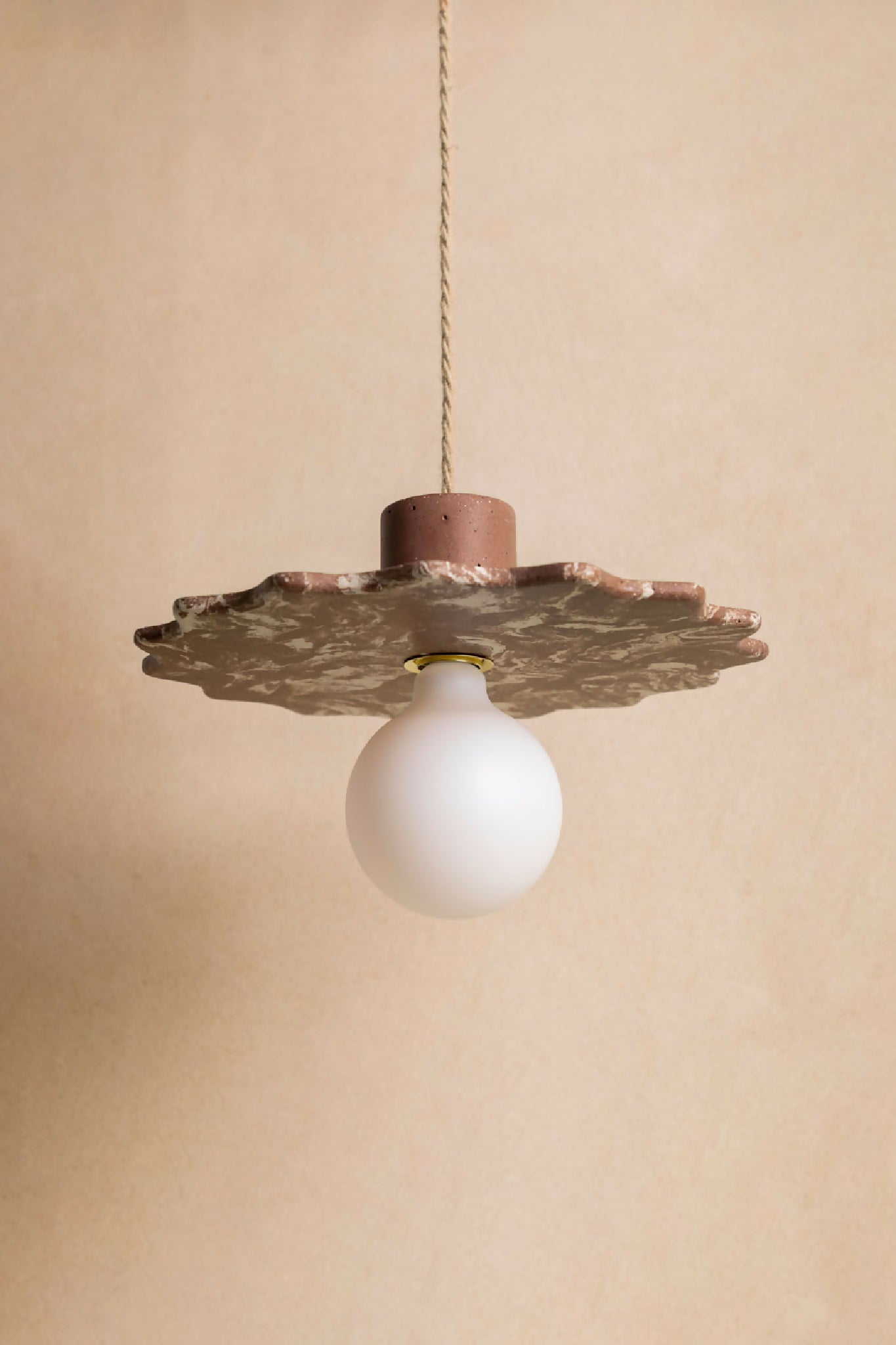 Luminaire en béton, Suspension, plafonnier réalisé à la main par des artisans français.