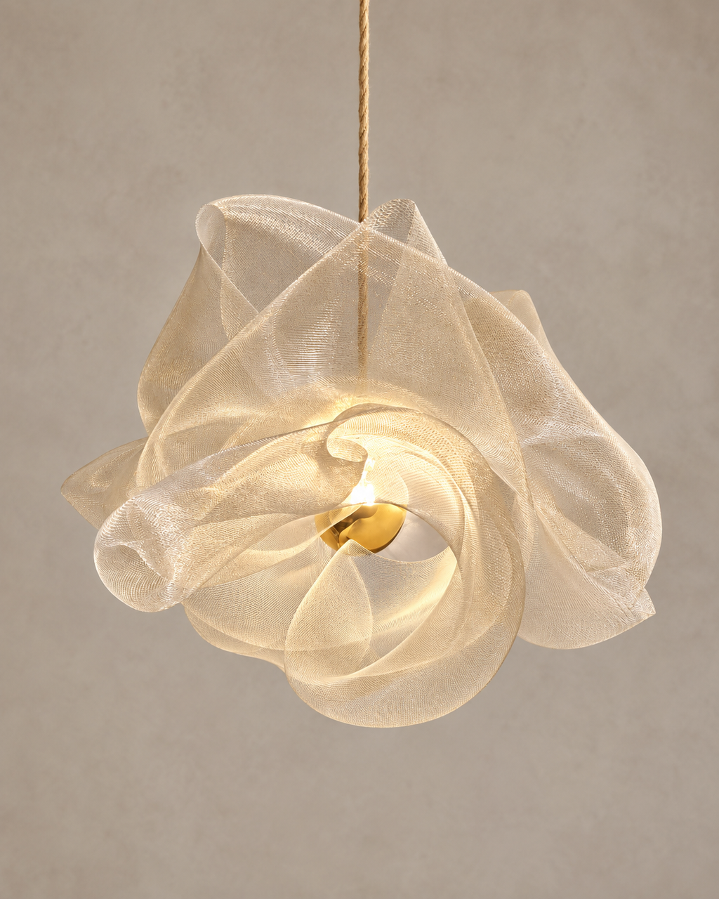 Suspension sculpturale Aériane en maille métallique – 75 × 60 cm