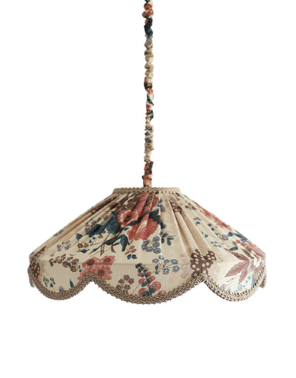 Abat-jour suspendu beige à motif floral, forme évasée et bord festonné au galon doré