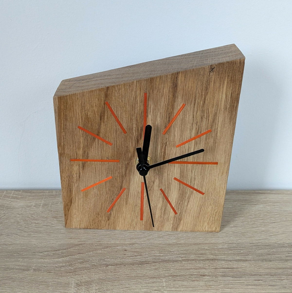 Horloge de bureau en chêne, cadran bois à repères rouges, aiguilles noires visibles