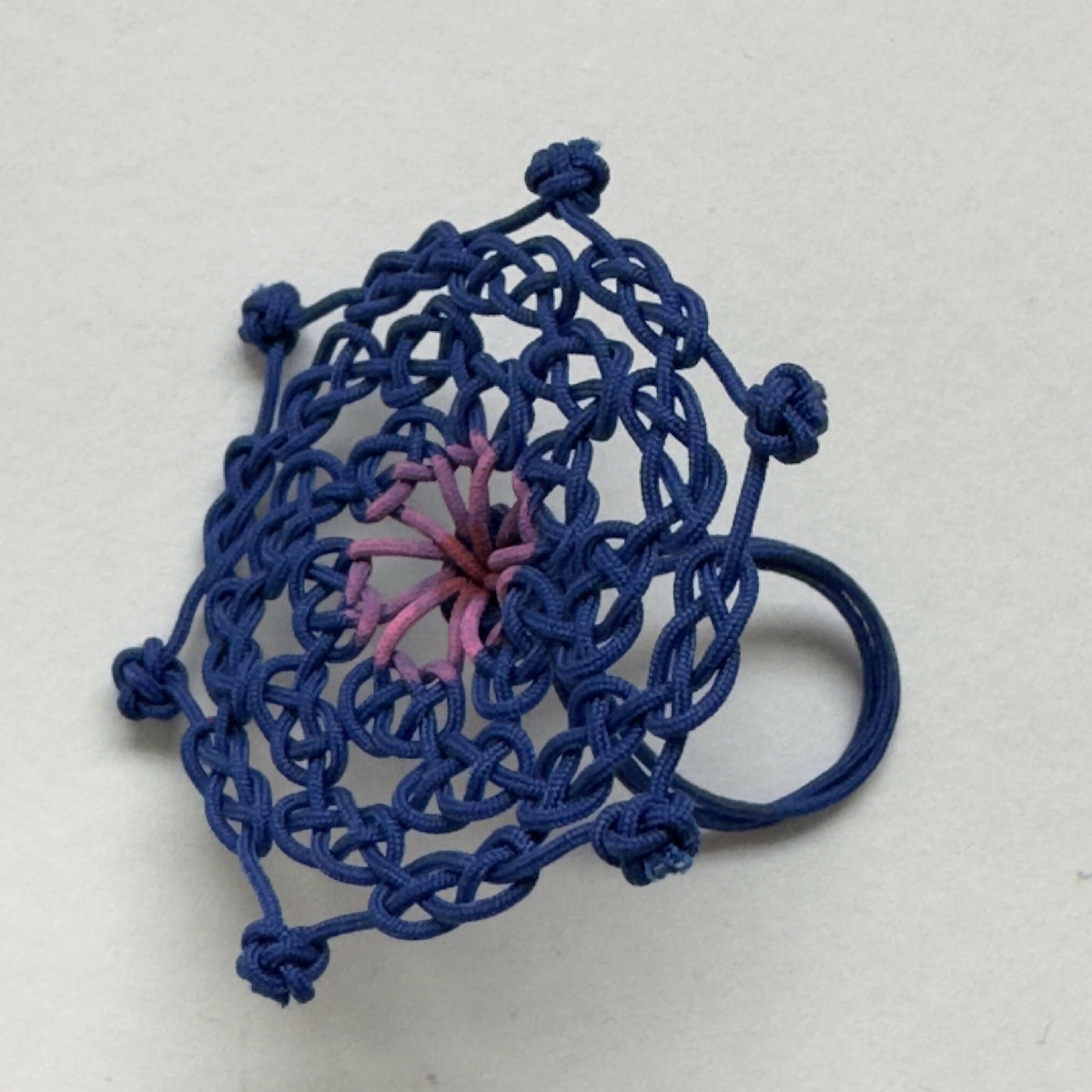 Bague en macramé bleue en forme de trèfle, cordon torsadé, centre rose