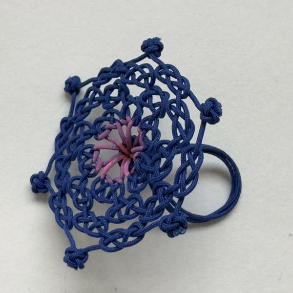 Bague en macramé bleue en forme de trèfle, cordon torsadé, centre rose